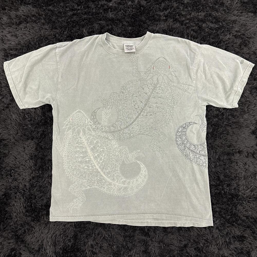 Sage green lizard design tshirt